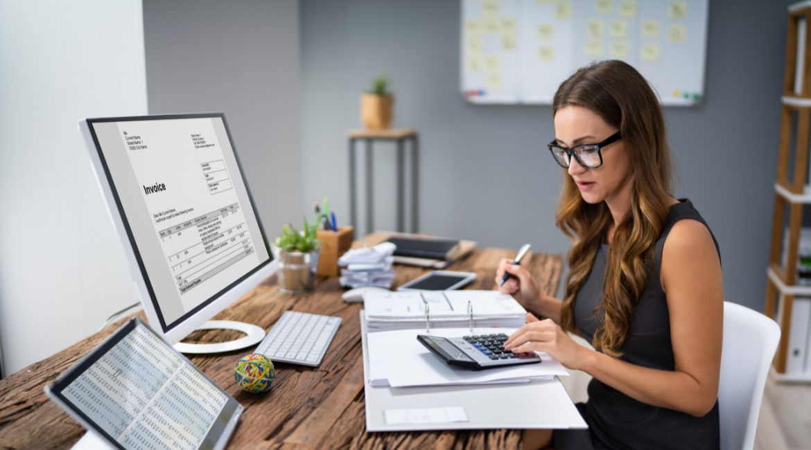 Entrepreneur calculant ses charges en 2025