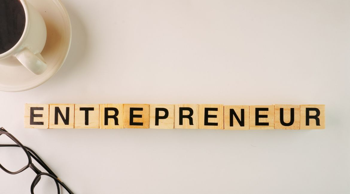 Entrepreneur comparant les statuts juridiques pour son entreprise