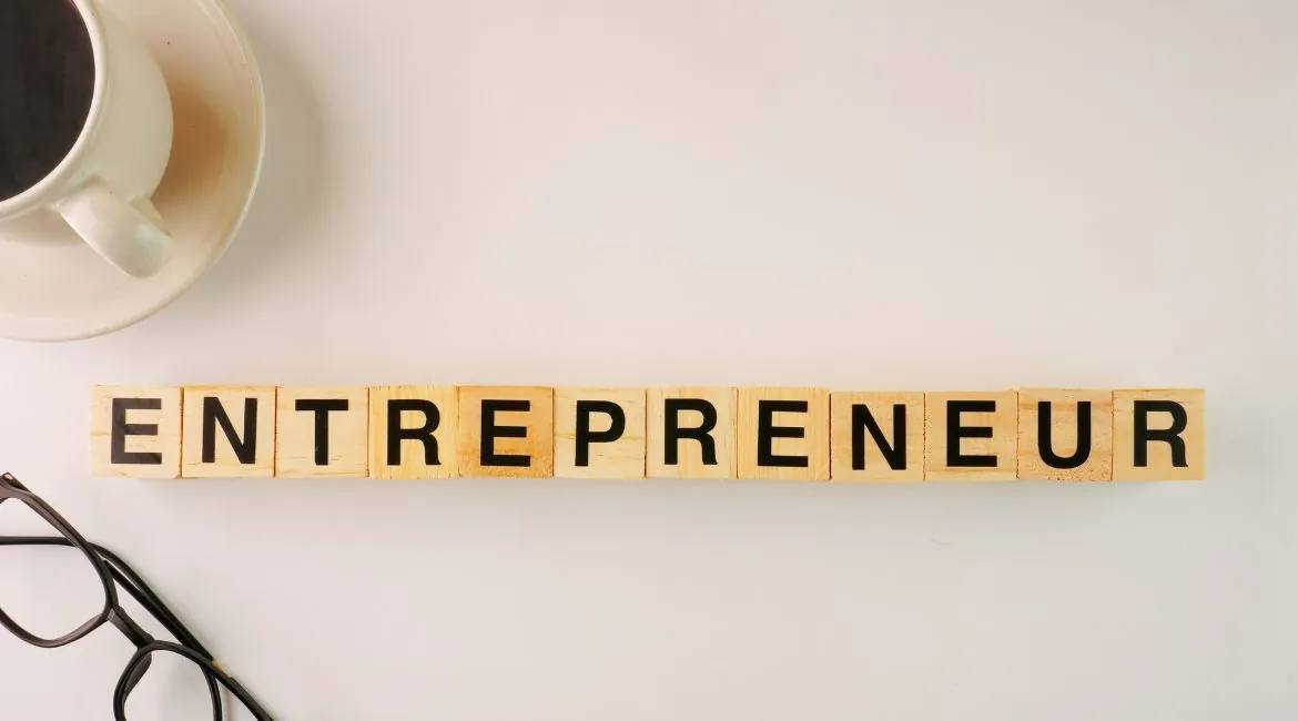 Entrepreneur comparant les statuts juridiques pour son entreprise
