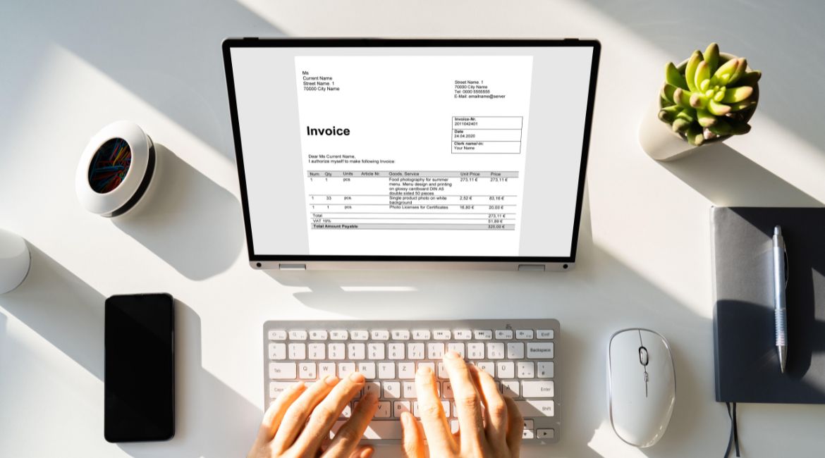 Entrepreneur utilisant un logiciel de facturation