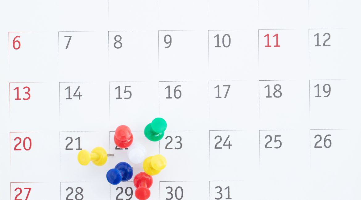 Calendrier comptable avec échéances fiscales en surbrillance
