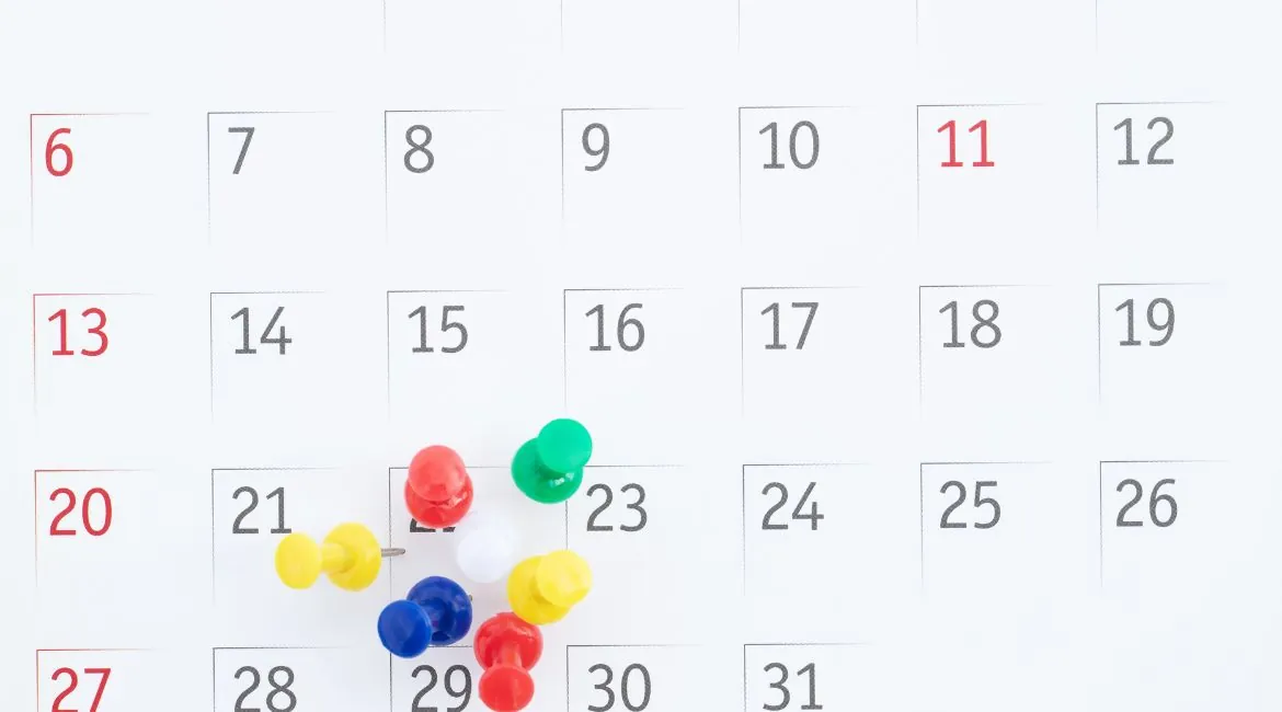 Calendrier comptable avec échéances fiscales en surbrillance