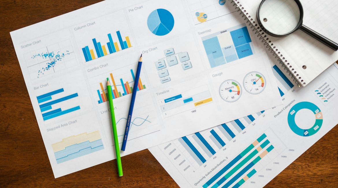 Entrepreneur comparant des experts-comptables en ligne