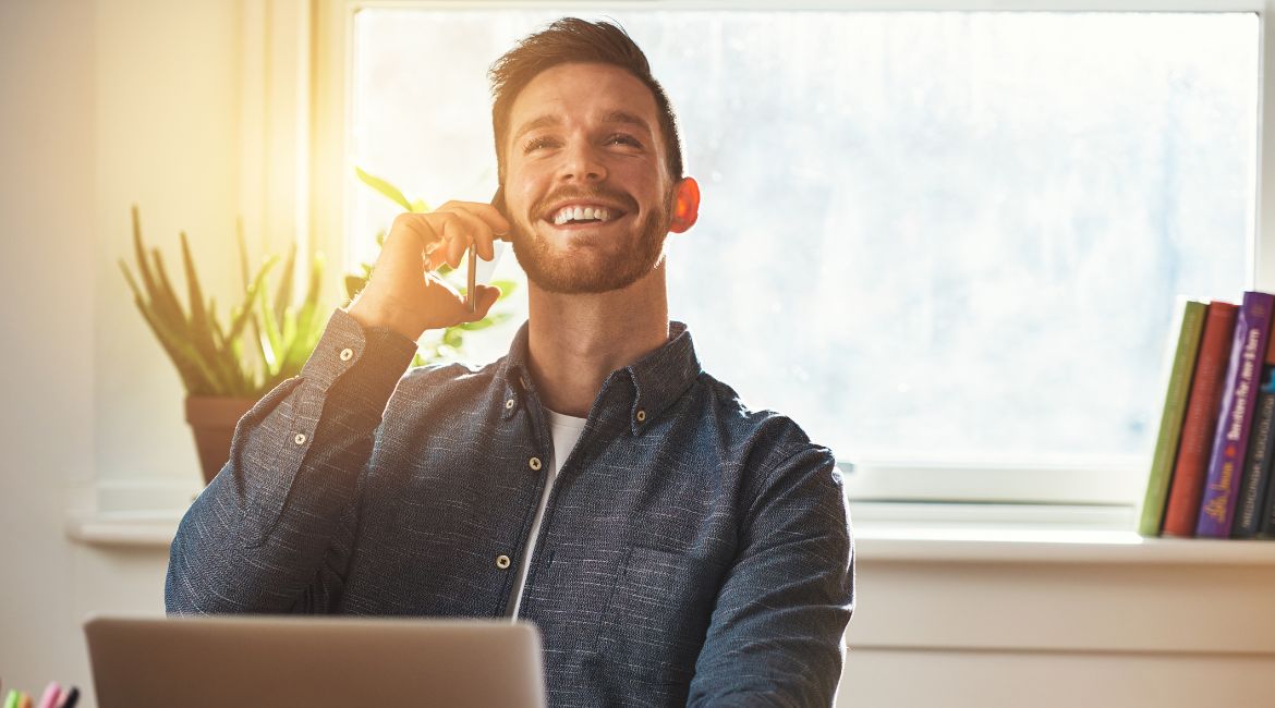 Entrepreneur comparant deux cabinets d'expertise comptable