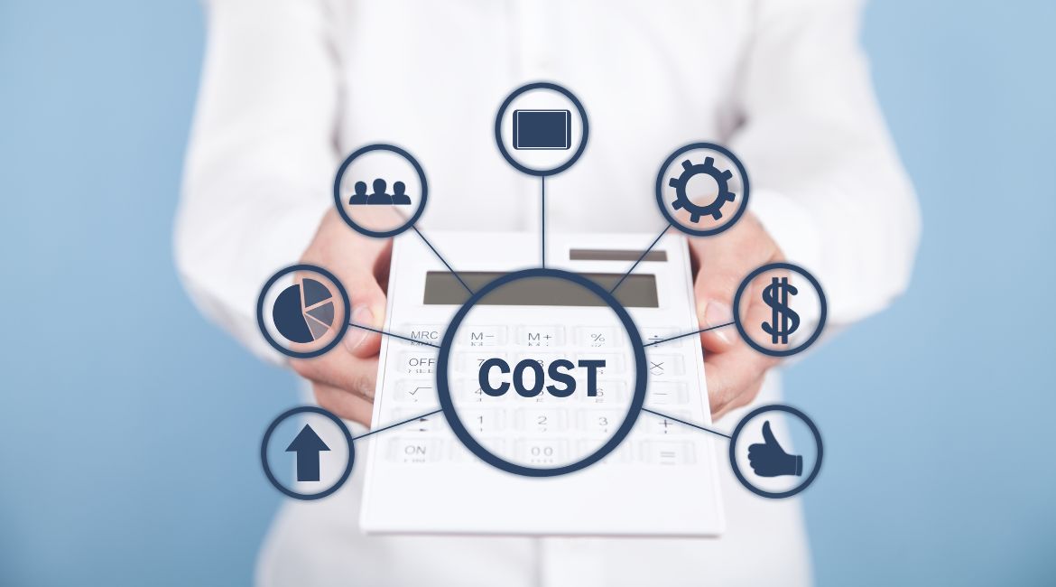 Chef d’entreprise analysant les coûts par projet sur un tableau