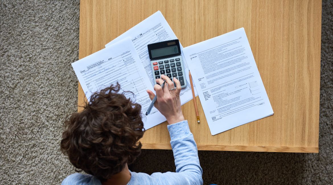 Liasse fiscale remplie par un entrepreneur sur ordinateur
