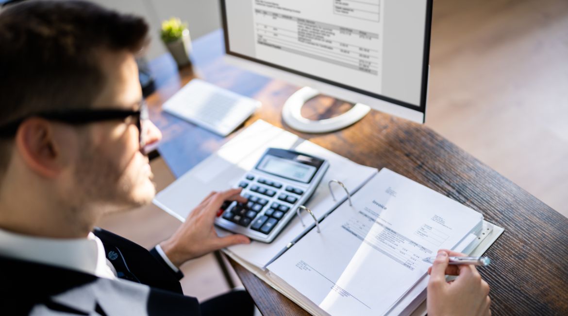 Entrepreneur consultant un bilan comptable sur son ordinateur portable