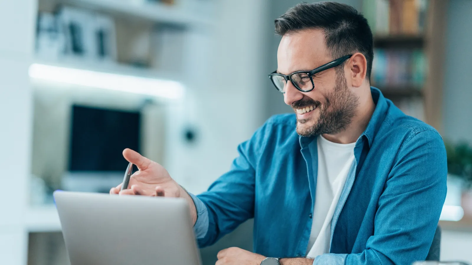 Un entrepreneur échange en visioconférence avec son cabinet comptable depuis son bureau.